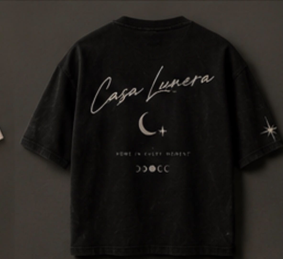 Schwarzes WEESHZx040 T-Shirt mit Signatur-Schriftzug und Mondsichel auf dem Rücken